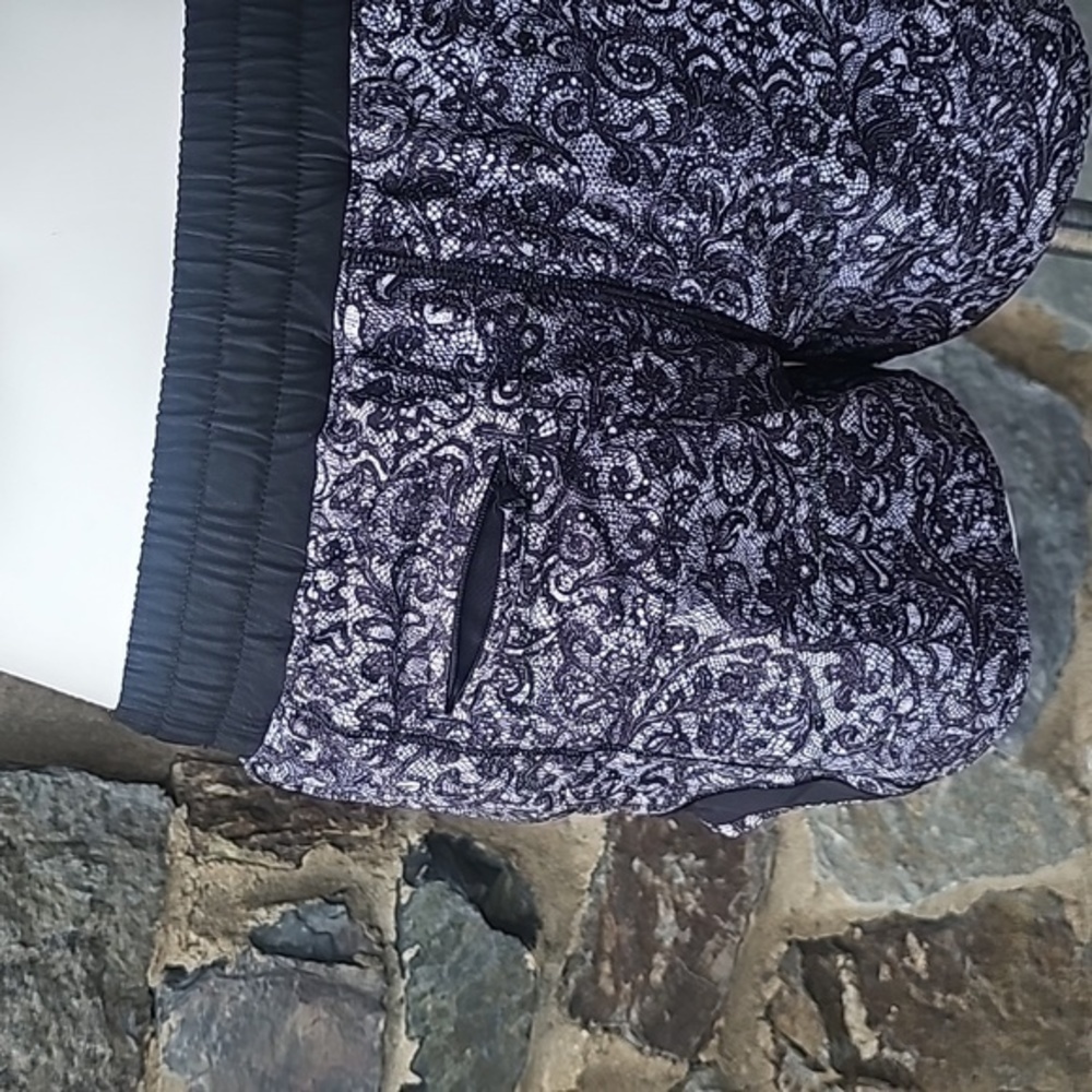 Lululemon  Rare Hotty Hot II 2.5” Size 6 - Picture 5 of 8